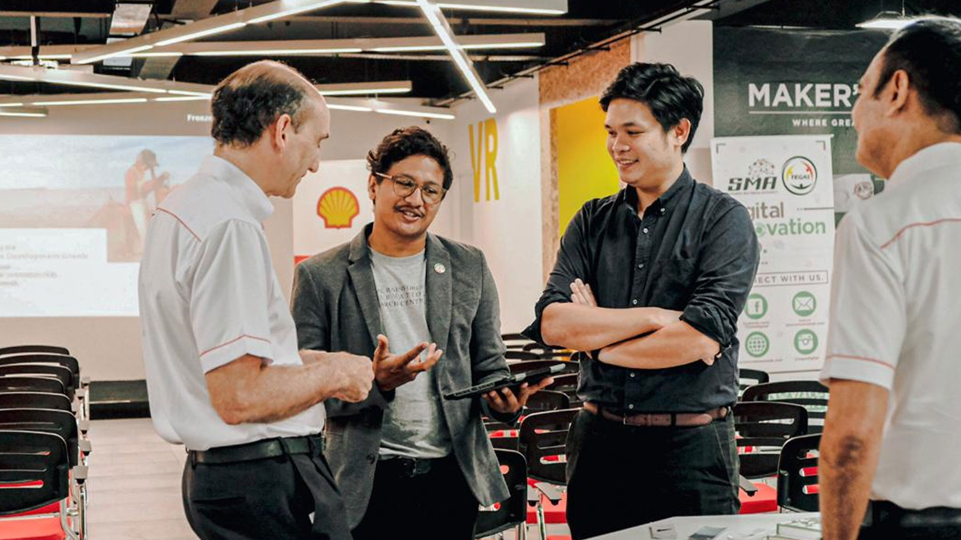 Dzaeman discussing with Shell Malaysia Upstream Vice President, Simon Durkin on empowering local communities to apply agroforestry land-use models.