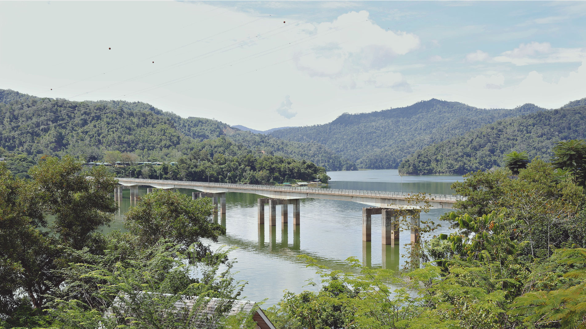 The Tasik Banding bridge extends from the East West Highway, and leads to the Pulau Banding jetty.